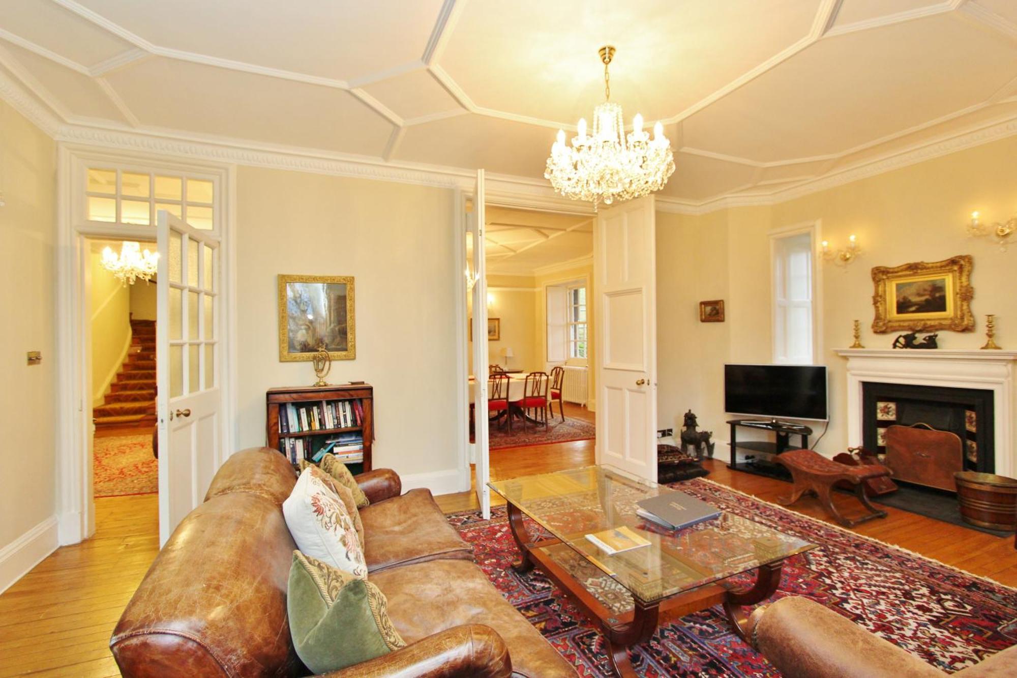 Elegant 3-Bedroom Ramsay Garden Apartment In Edinburgh City Centre Exterior photo