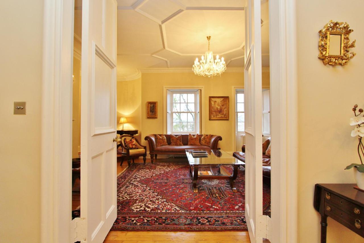 Elegant 3-Bedroom Ramsay Garden Apartment In Edinburgh City Centre Exterior photo